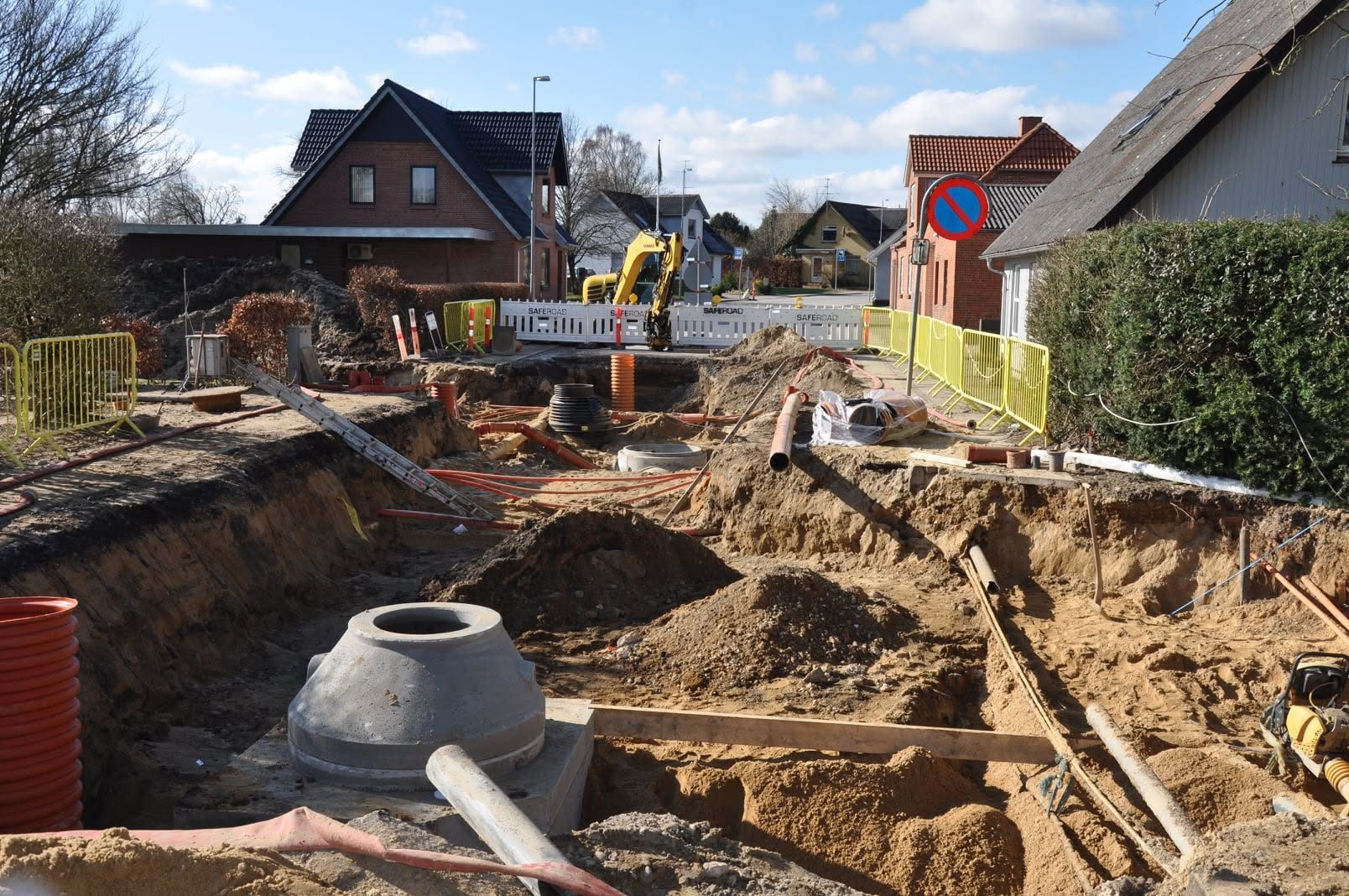 Kloak- og rørlægningsprojekt i villakvarter med brønde og afspærring